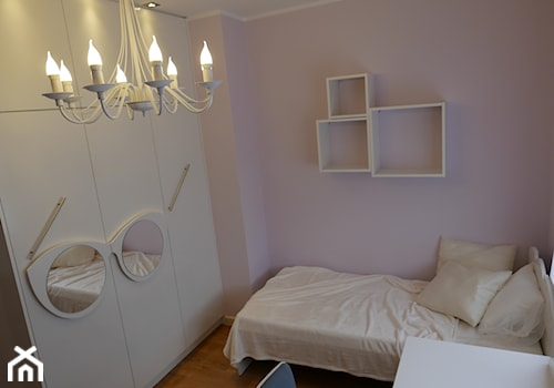 dom - Mały różowy pokój dziecka dla nastolatka dla dziewczynki, styl tradycyjny - zdjęcie od lorenc agnieszka