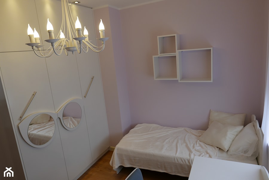 dom - Mały różowy pokój dziecka dla nastolatka dla dziewczynki, styl tradycyjny - zdjęcie od lorenc agnieszka