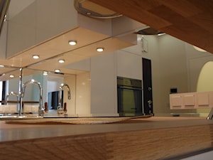 malutki apartament na Powiślu 26m2 - Średnia otwarta z zabudowaną lodówką kuchnia, styl nowoczesny - zdjęcie od lorenc agnieszka
