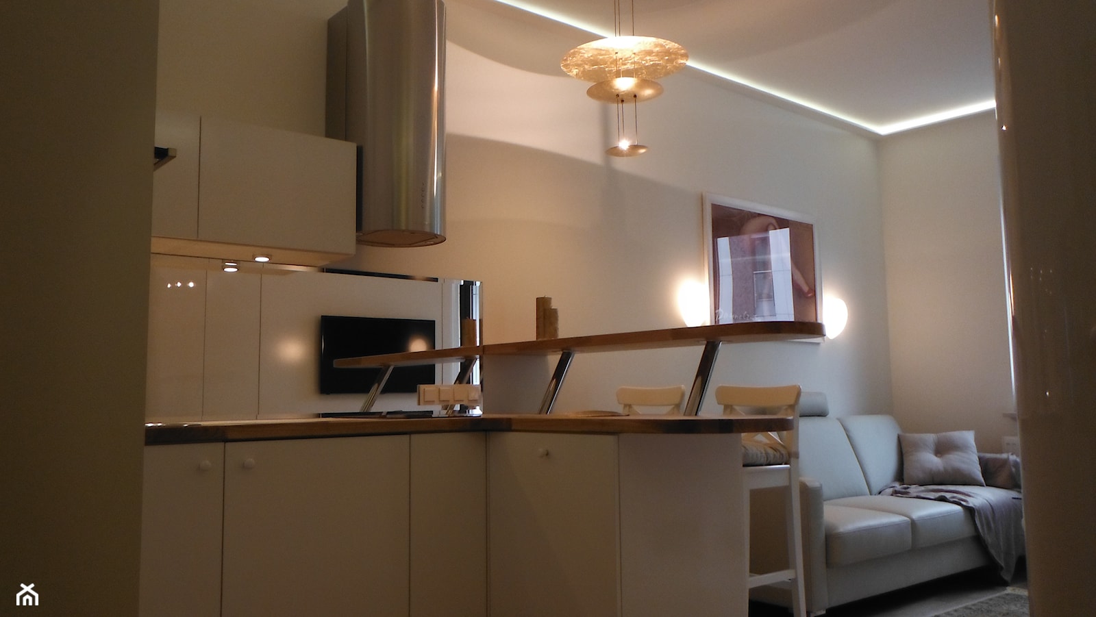 malutki apartament na Powiślu 26m2 - Mała otwarta z salonem z zabudowaną lodówką kuchnia w kształcie litery l, styl nowoczesny - zdjęcie od lorenc agnieszka - Homebook