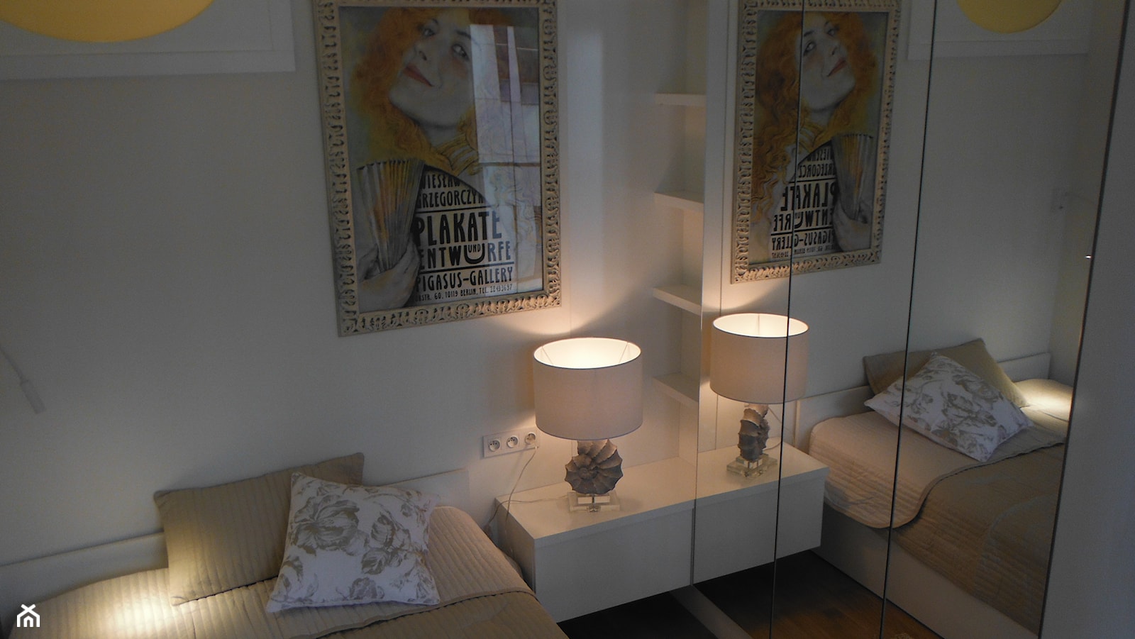 malutki apartament na Powiślu 26m2 - Mała biała sypialnia, styl skandynawski - zdjęcie od lorenc agnieszka - Homebook