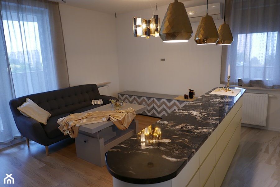 apartament na Mokotowie - Mały biały salon z kuchnią, styl nowoczesny - zdjęcie od lorenc agnieszka
