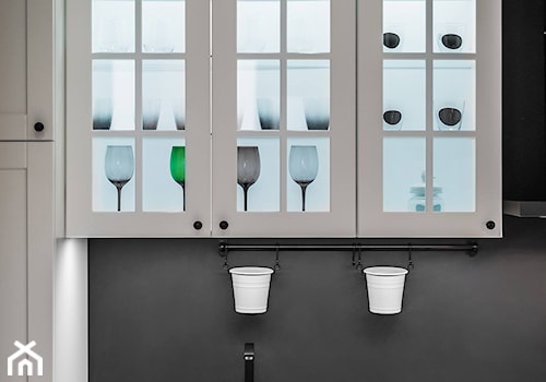 Mieszkanie w morskim klimacie - Mała czarna szara z zabudowaną lodówką z nablatowym zlewozmywakiem kuchnia w kształcie litery l, styl skandynawski - zdjęcie od TO DO.