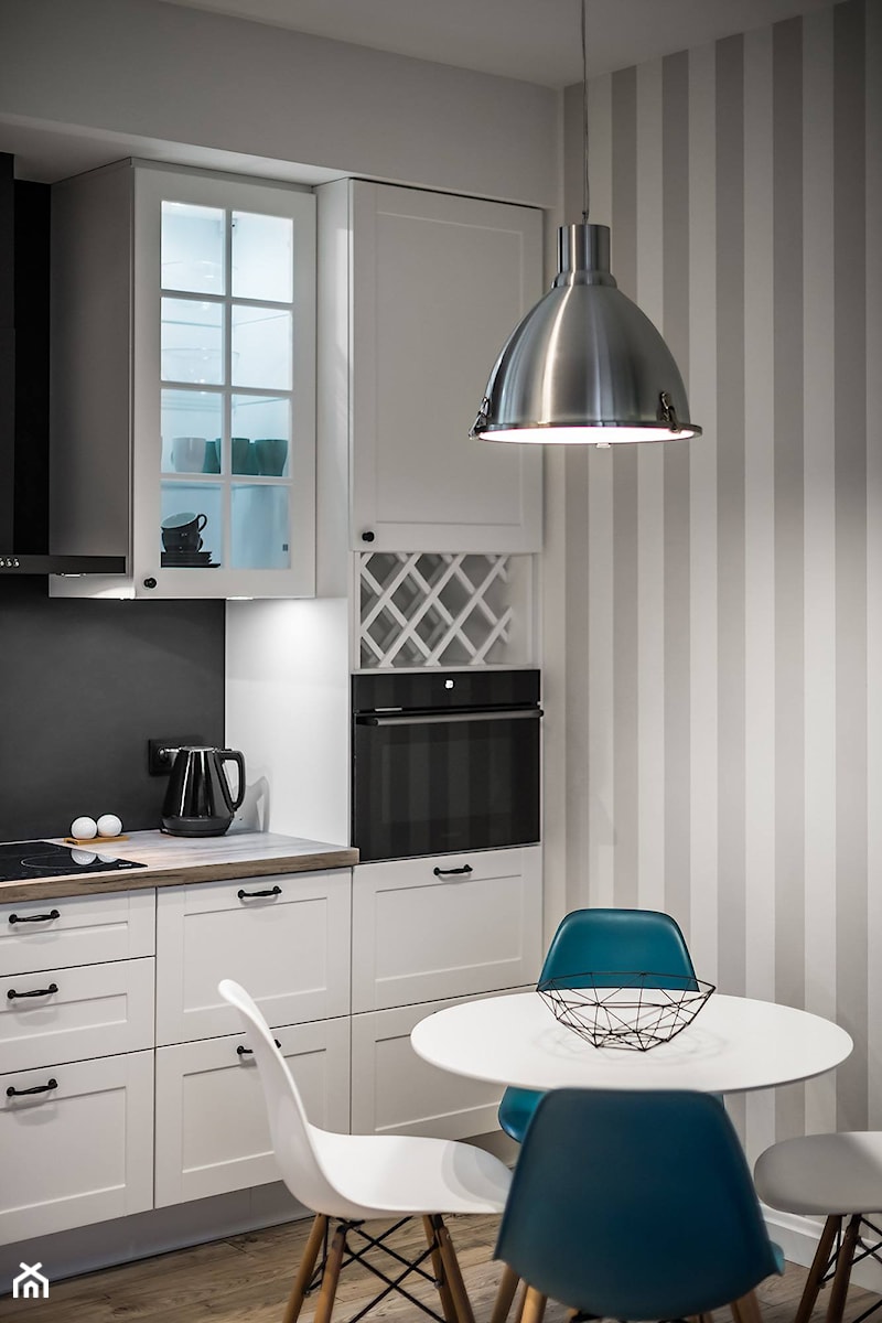 Mieszkanie w morskim klimacie - Mała zamknięta biała czarna szara z zabudowaną lodówką z lodówką wolnostojącą kuchnia jednorzędowa, styl skandynawski - zdjęcie od TO DO.