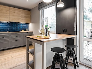 Dom szeregowy - Średnia otwarta niebieska szara z zabudowaną lodówką kuchnia jednorzędowa z oknem, styl skandynawski - zdjęcie od TO DO.