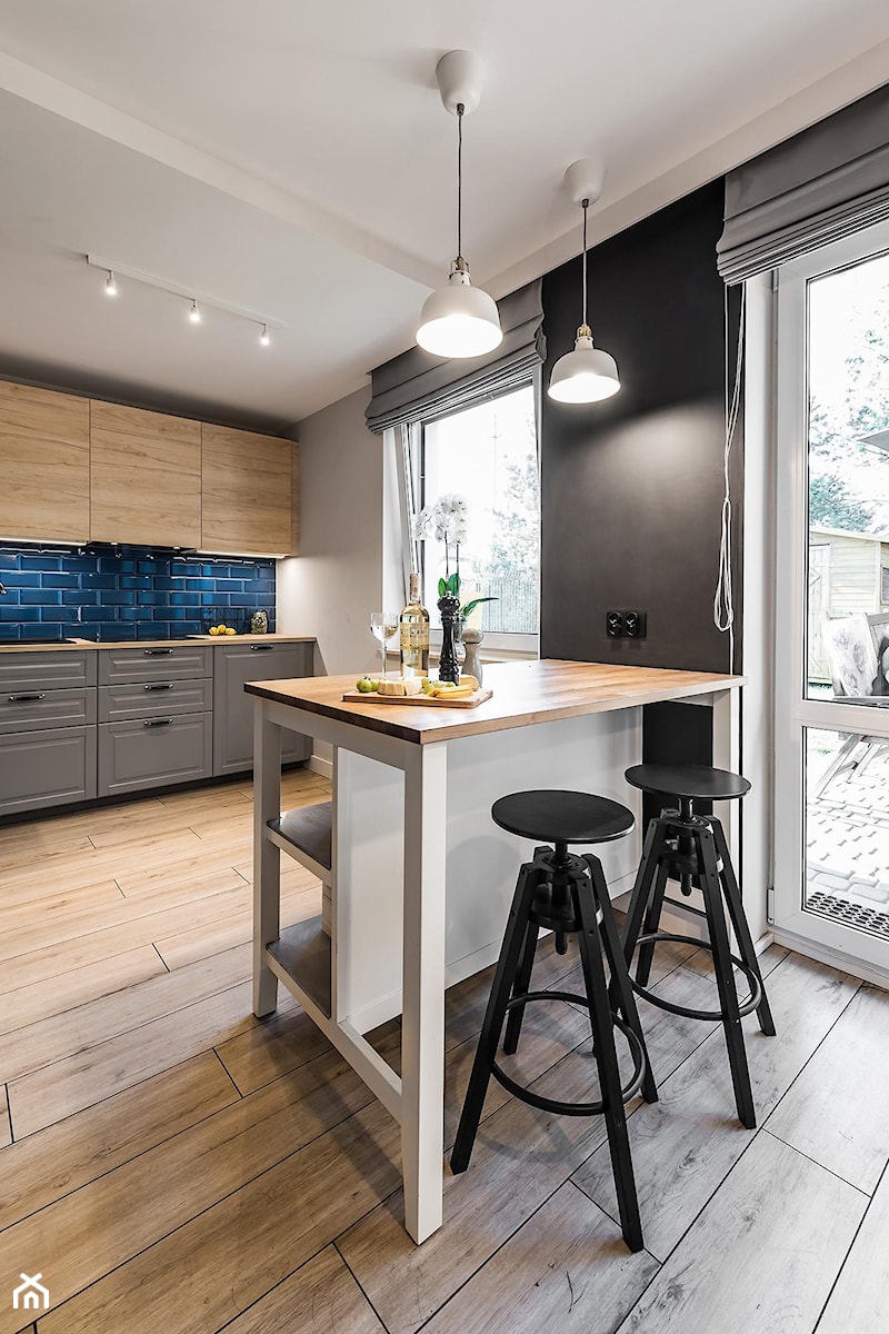 Dom szeregowy - Średnia otwarta niebieska szara z zabudowaną lodówką kuchnia jednorzędowa z oknem, styl skandynawski - zdjęcie od TO DO.