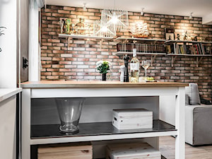 Dom szeregowy - Mała otwarta z salonem czarna kuchnia jednorzędowa z oknem, styl skandynawski - zdjęcie od TO DO.
