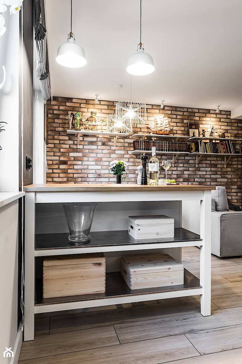 Dom szeregowy - Mała otwarta z salonem czarna kuchnia jednorzędowa z oknem, styl skandynawski - zdjęcie od TO DO.