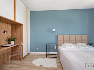Średnia niebieska z biurkiem sypialnia, styl tradycyjny - zdjęcie od TO DO.