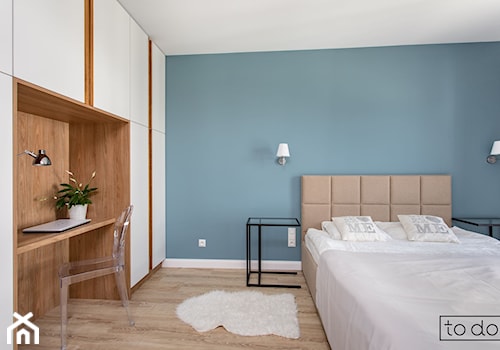 Średnia niebieska z biurkiem sypialnia, styl tradycyjny - zdjęcie od TO DO.