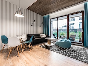 Mieszkanie w morskim klimacie - Duży biały szary salon z jadalnią z tarasem / balkonem, styl skandynawski - zdjęcie od TO DO.