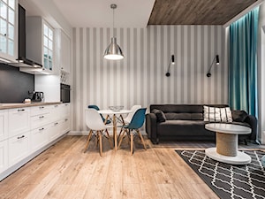 Mieszkanie w morskim klimacie - Średnia otwarta z salonem z kamiennym blatem biała czarna szara z zabudowaną lodówką z lodówką wolnostojącą kuchnia jednorzędowa z oknem, styl skandynawski - zdjęcie od TO DO.