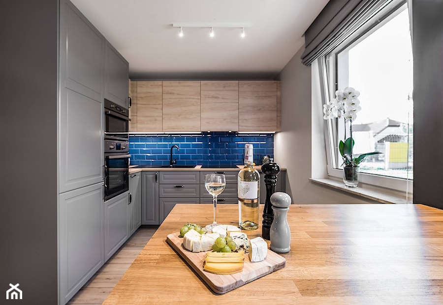 Dom szeregowy - Średnia zamknięta niebieska szara z zabudowaną lodówką z nablatowym zlewozmywakiem kuchnia w kształcie litery l z oknem, styl skandynawski - zdjęcie od TO DO.