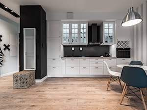 Mieszkanie w morskim klimacie - Średnia otwarta z salonem biała czarna szara z zabudowaną lodówką z nablatowym zlewozmywakiem kuchnia jednorzędowa, styl skandynawski - zdjęcie od TO DO.