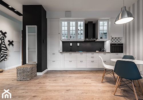 Mieszkanie w morskim klimacie - Średnia otwarta z salonem biała czarna szara z zabudowaną lodówką z nablatowym zlewozmywakiem kuchnia jednorzędowa, styl skandynawski - zdjęcie od TO DO.