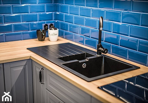 Dom szeregowy - Mała zamknięta niebieska z zabudowaną lodówką z nablatowym zlewozmywakiem kuchnia w kształcie litery l, styl skandynawski - zdjęcie od TO DO.