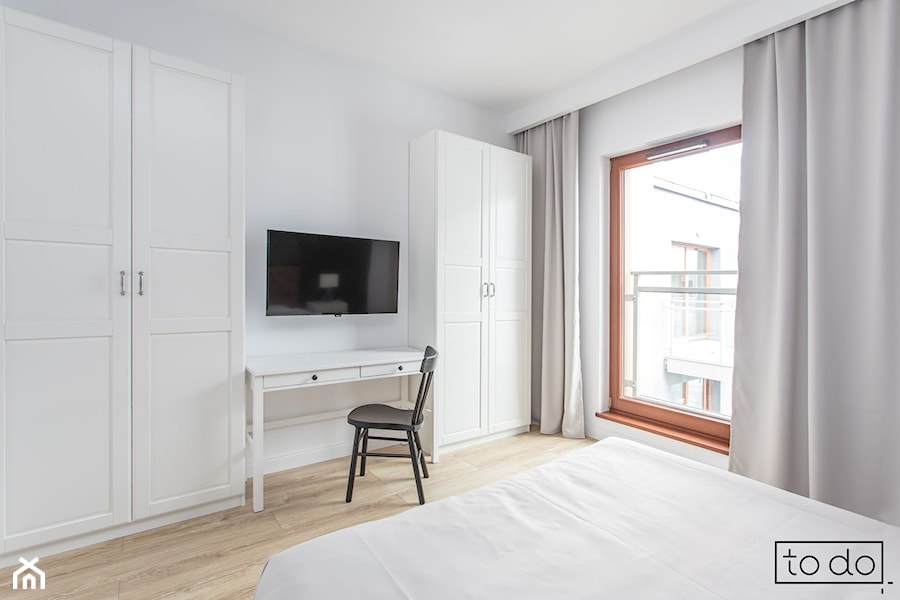 Apartament II na wynajem w Gdańsku - Średnia biała z biurkiem sypialnia, styl skandynawski - zdjęcie od TO DO.