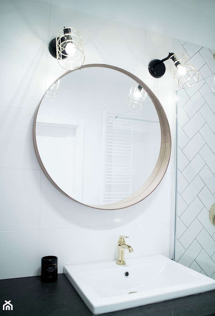 Złota łazienka z jodełką - Bez okna łazienka, styl tradycyjny - zdjęcie od TO DO. - Homebook