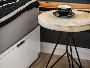 Mieszkanie w morskim klimacie - Mała czarna sypialnia, styl skandynawski - zdjęcie od TO DO.
