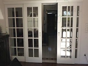 Białe drzwi dwuskrzydłowe w systemie przesuwnym - zdjęcie od STOLARKA MIKOS