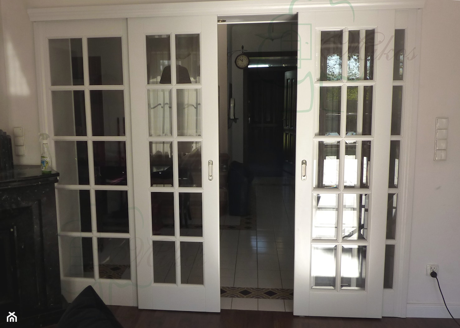 Białe drzwi dwuskrzydłowe w systemie przesuwnym - zdjęcie od STOLARKA MIKOS - Homebook
