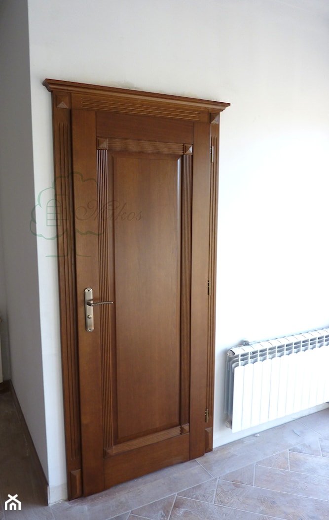 Klasyczne pełne drzwi w wersji ze stylową koroną - zdjęcie od STOLARKA MIKOS - Homebook