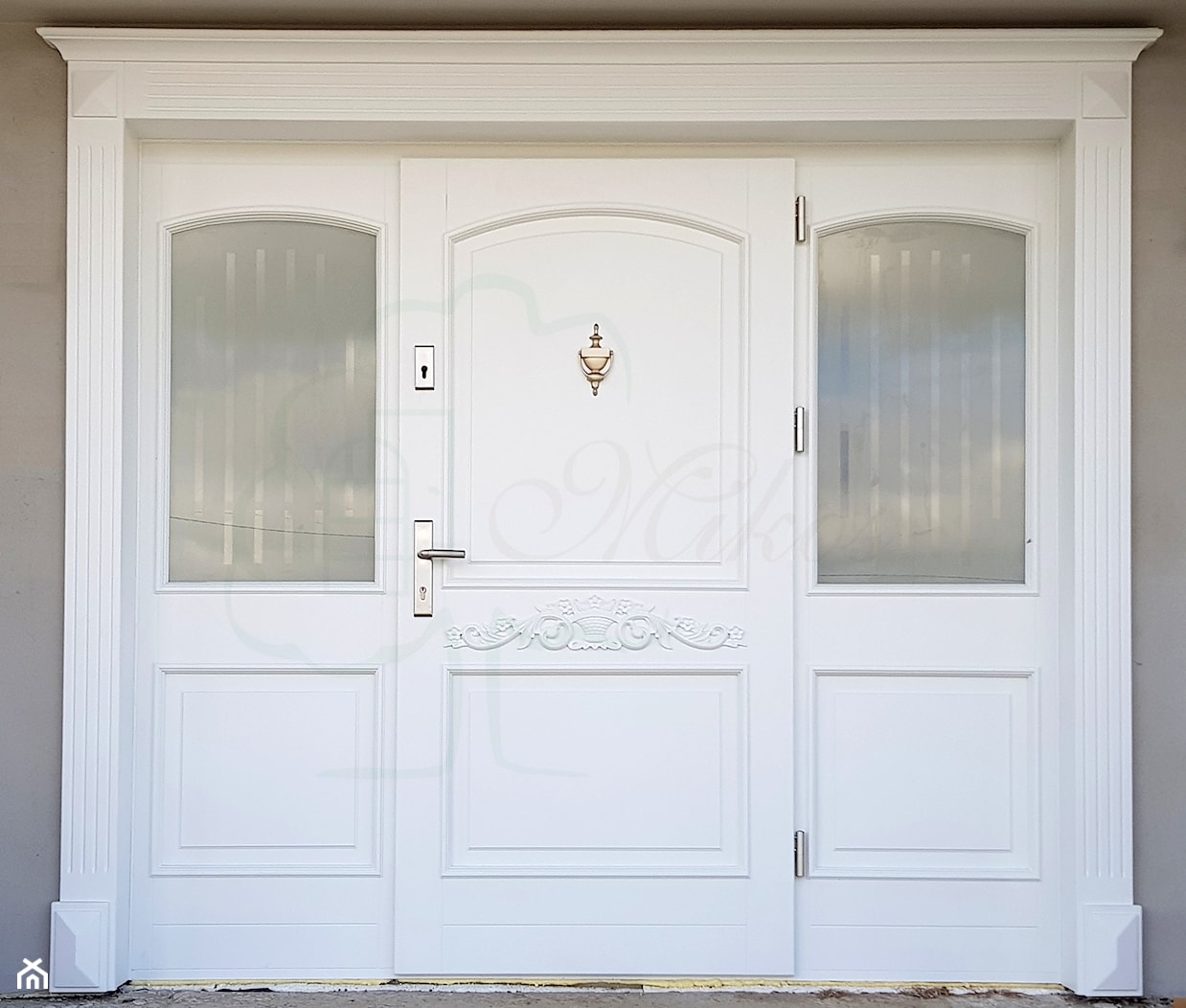 Stylowe białe drzwi wejściowe drewniane z dostawkami. Skrzydło zdobione rzeźbą - zdjęcie od STOLARKA MIKOS - Homebook