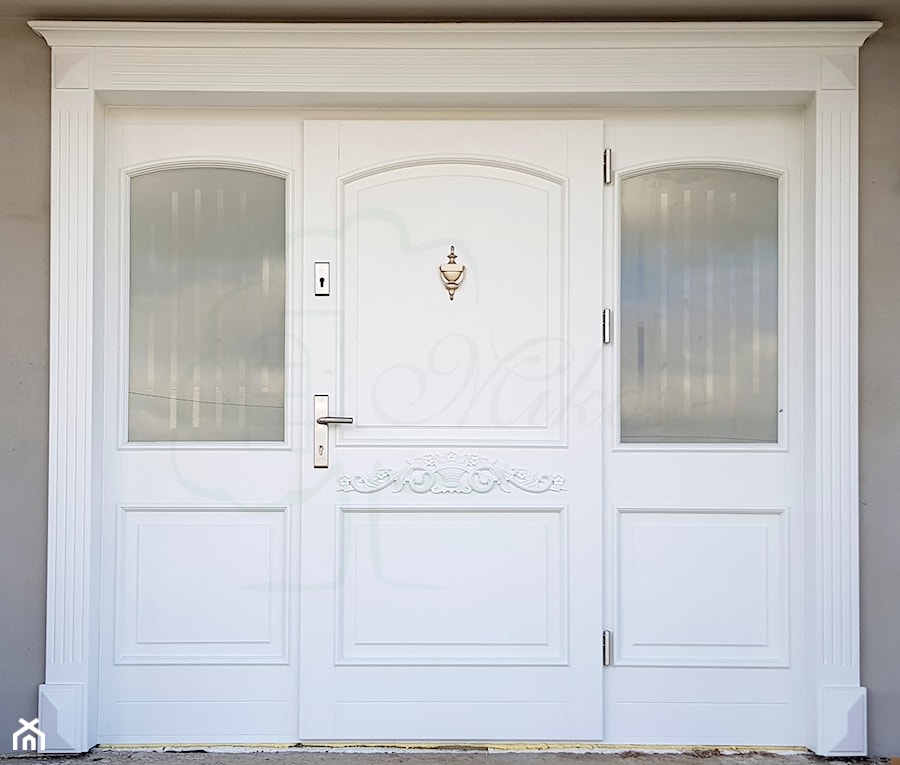 Stylowe białe drzwi wejściowe drewniane z dostawkami. Skrzydło zdobione rzeźbą - zdjęcie od STOLARKA MIKOS