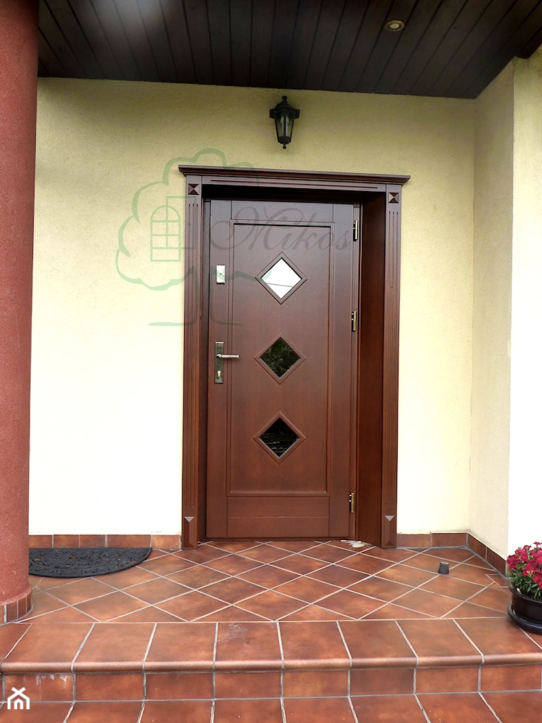 Drzwi wejściowe drewniane ze zdobną obudową - zdjęcie od STOLARKA MIKOS - Homebook