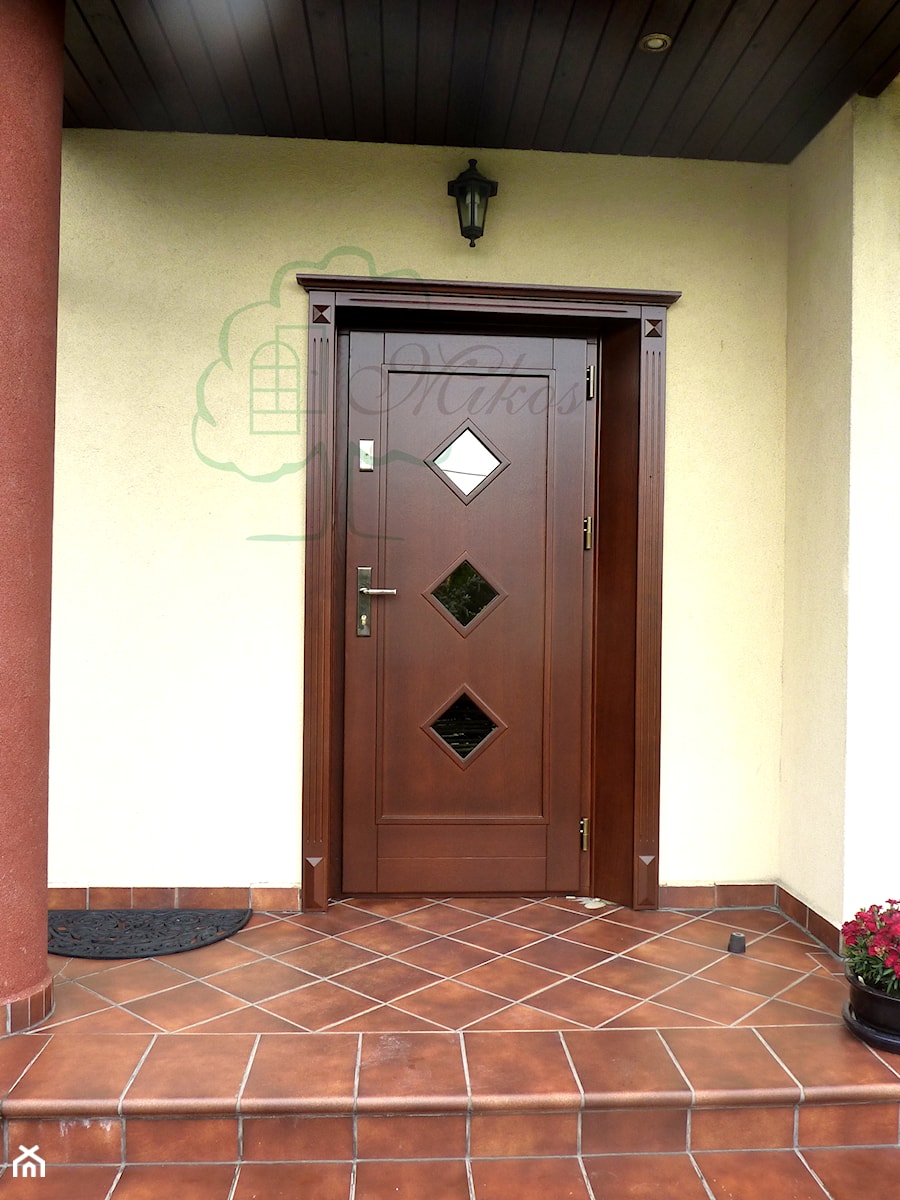 Drzwi wejściowe drewniane ze zdobną obudową - zdjęcie od STOLARKA MIKOS
