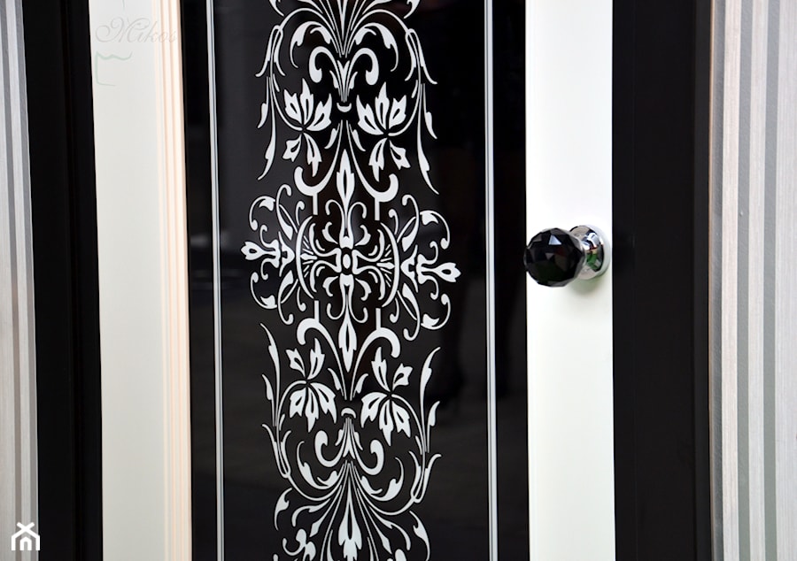 Ekskluzywne drzwi wewnętrzne czarno białe, z szybą ornamentową. - zdjęcie od STOLARKA MIKOS