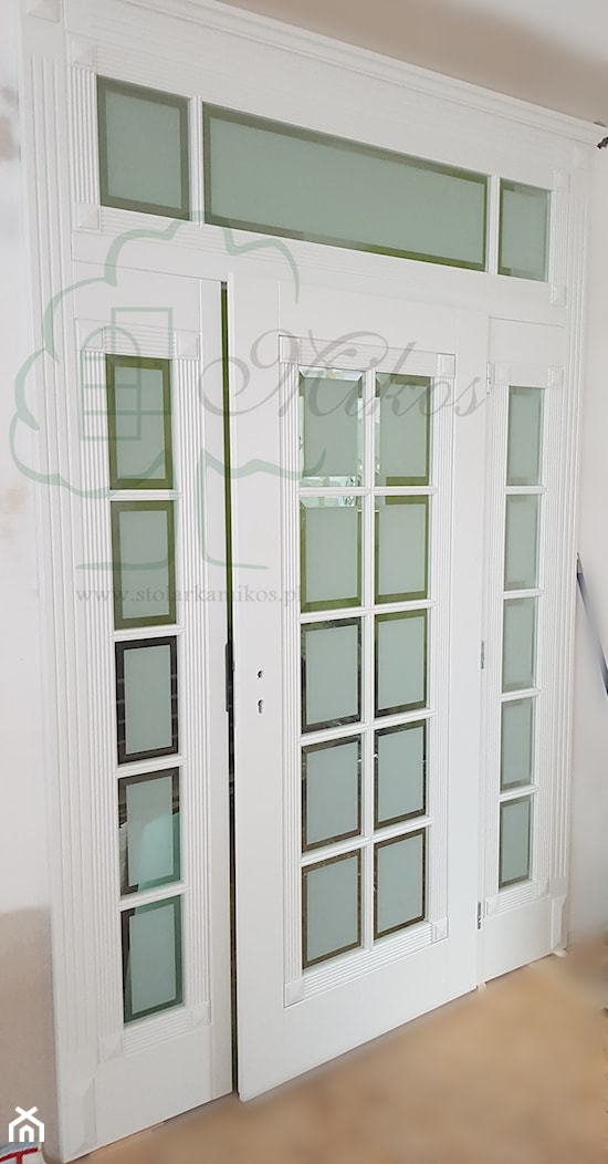 Stylowe drzwi drewniane wiatrołap - zdjęcie od STOLARKA MIKOS - Homebook