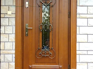 Drzwi drewniane wejściowe zewnętrzne - ze stylową obudową - zdjęcie od STOLARKA MIKOS