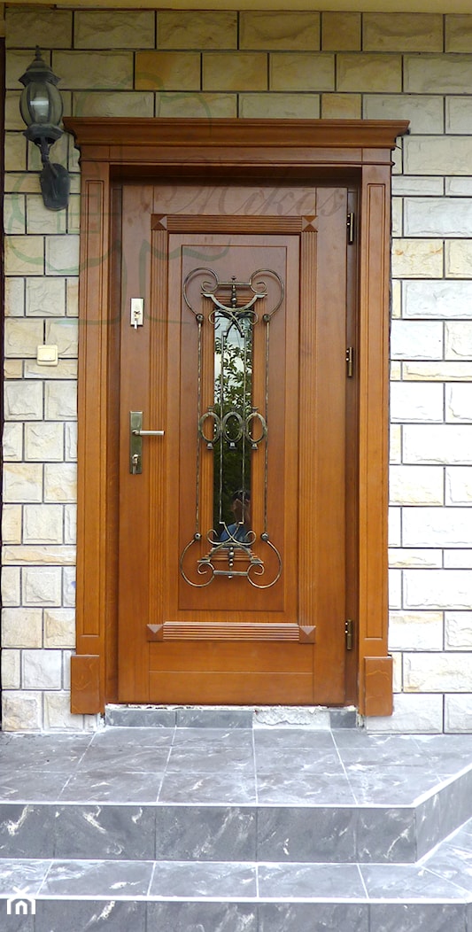 Drzwi drewniane wejściowe zewnętrzne - ze stylową obudową - zdjęcie od STOLARKA MIKOS - Homebook