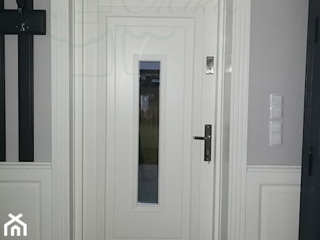 Aranżacje wnętrz - : Białe drzwi wejściowe drewniane ze stylową koroną - STOLARKA MIKOS. Przeglądaj, dodawaj i zapisuj najlepsze zdjęcia, pomysły i inspiracje designerskie. W bazie mamy już prawie milion fotografii!