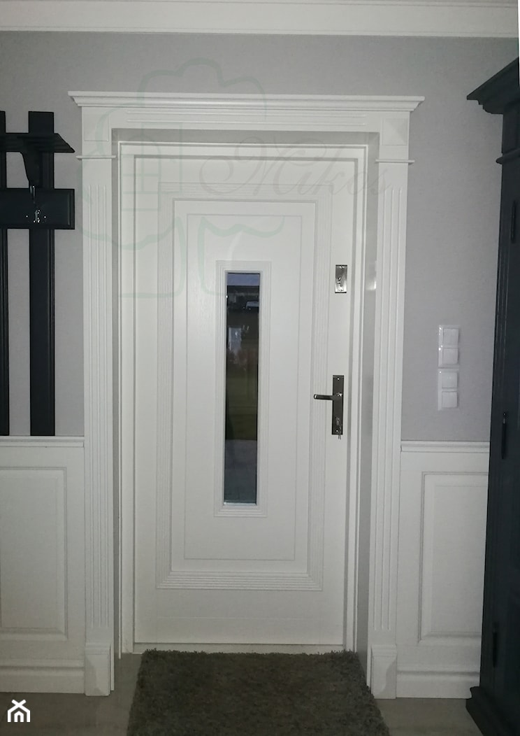 Białe drzwi wejściowe drewniane ze stylową koroną - zdjęcie od STOLARKA MIKOS - Homebook