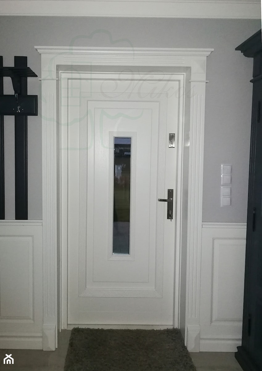Białe drzwi wejściowe drewniane ze stylową koroną - zdjęcie od STOLARKA MIKOS