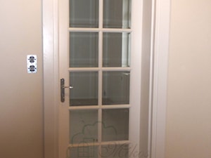 Białe szklone drzwi wewnętrzne ze zdobną koroną - zdjęcie od STOLARKA MIKOS