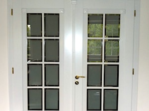 Białe drzwi dwuskrzydłowe z koroną - zdjęcie od STOLARKA MIKOS