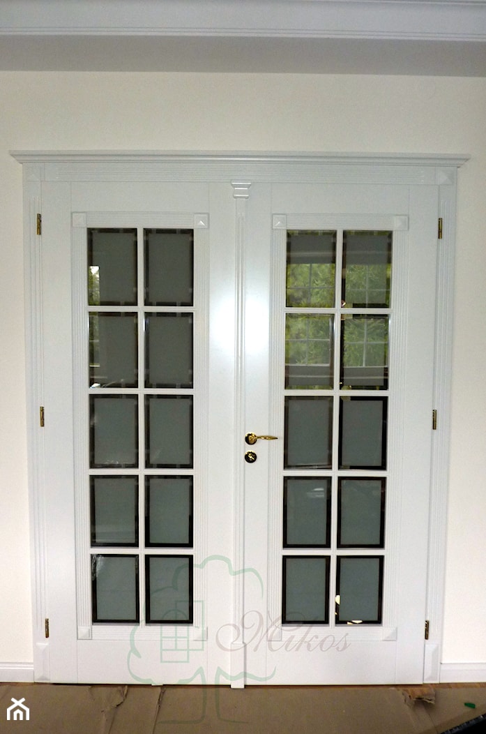 Białe drzwi dwuskrzydłowe z koroną - zdjęcie od STOLARKA MIKOS - Homebook