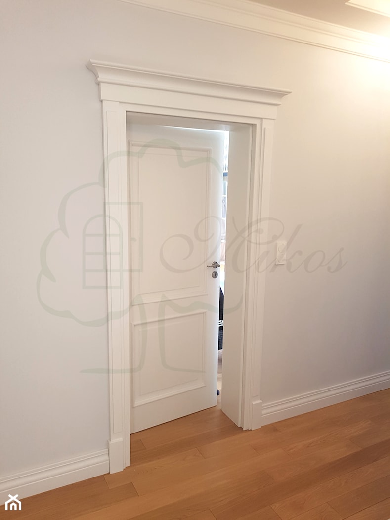Stylowe białe drzwi drewniane z koroną - zdjęcie od STOLARKA MIKOS - Homebook