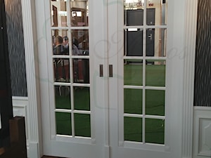 Drzwi wewnętrzne dwuskrzydłowe przesuwne białe stylowe - zdjęcie od STOLARKA MIKOS