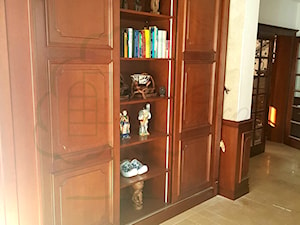 Drewniana szafa stylowa z przesuwnymi drzwiami - zdjęcie od STOLARKA MIKOS