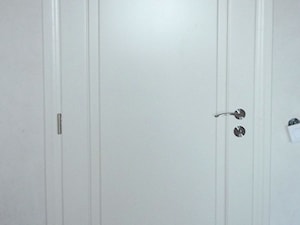 Klasyczne, pełnie, białe drzwi wewnętrzne - zdjęcie od STOLARKA MIKOS