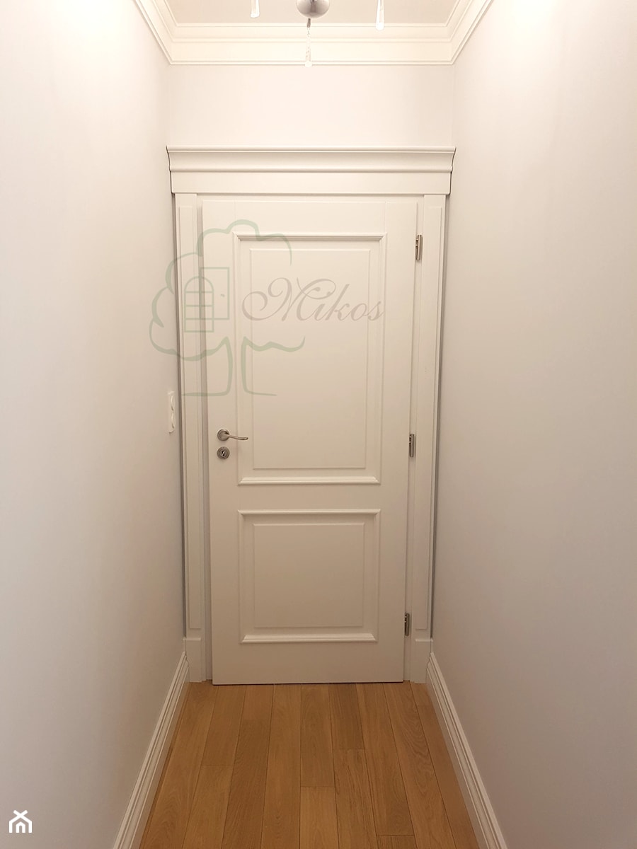 Stylowe białe drzwi drewniane z koroną - zdjęcie od STOLARKA MIKOS