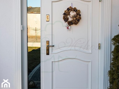 Aranżacje wnętrz - Domy: Drzwi drewniane zewnętrzne (wejściowe) białe - STOLARKA MIKOS. Przeglądaj, dodawaj i zapisuj najlepsze zdjęcia, pomysły i inspiracje designerskie. W bazie mamy już prawie milion fotografii!
