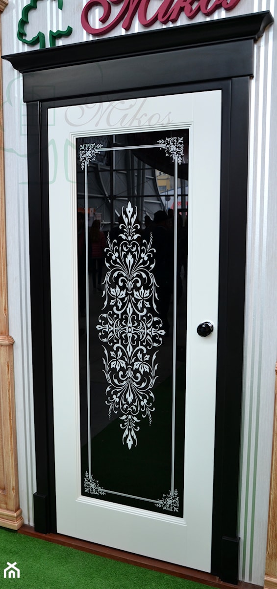 Ekskluzywne drzwi wewnętrzne czarno białe, z szybą ornamentową. - zdjęcie od STOLARKA MIKOS