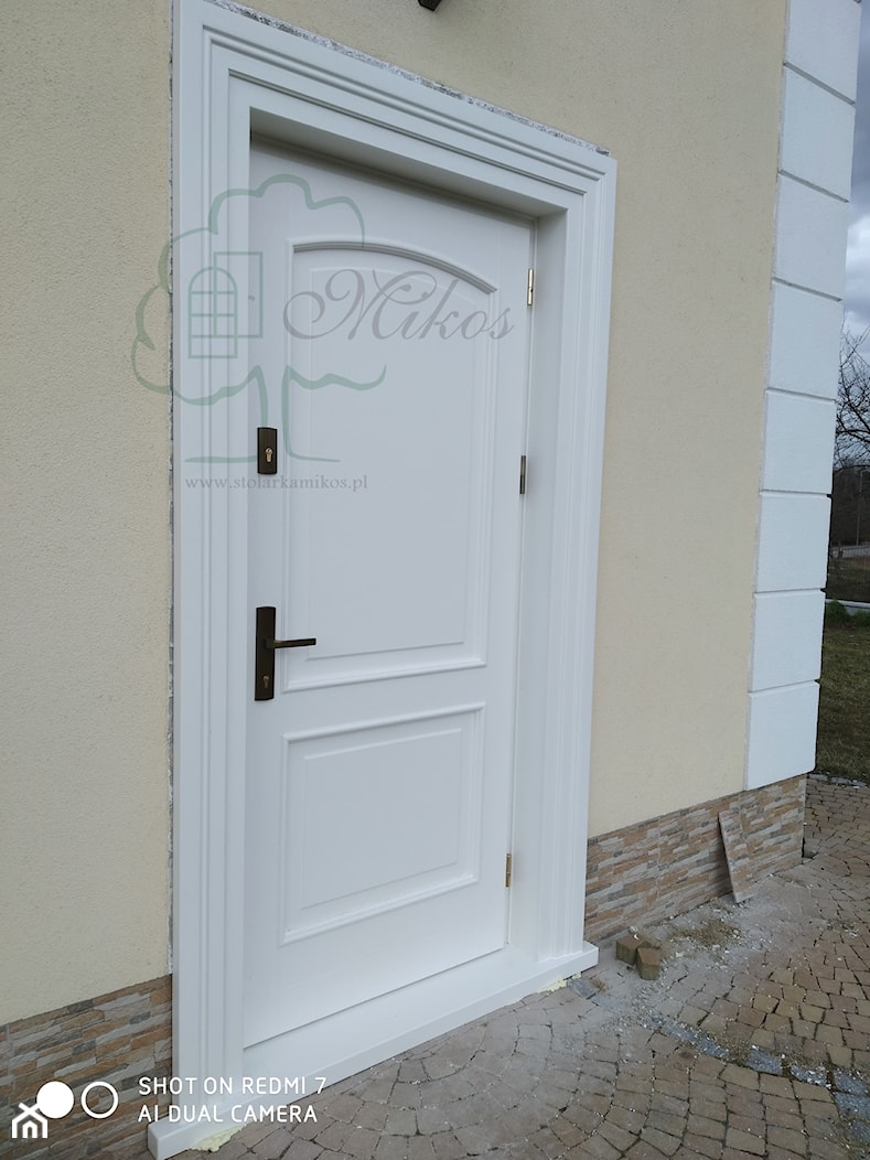 Drewniane białe drzwi wejściowe - zdjęcie od STOLARKA MIKOS - Homebook