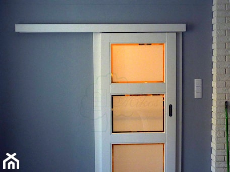 Aranżacje wnętrz - : Drzwi drewniane wewnętrzne białe nowoczesne - STOLARKA MIKOS. Przeglądaj, dodawaj i zapisuj najlepsze zdjęcia, pomysły i inspiracje designerskie. W bazie mamy już prawie milion fotografii!