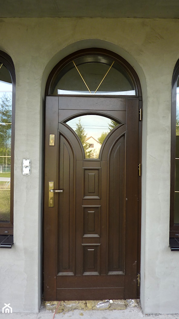 Drzwi drewniane zewnętrzne (wejściowe) z łukiem - zdjęcie od STOLARKA MIKOS - Homebook
